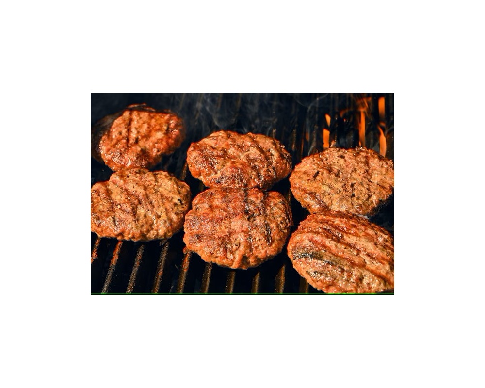 hamburgers-barbecue-viande-boeuf-saisie-pour-hamburger-barbecue-feu-flamme-grill-grille-metal-fonte_273651-831